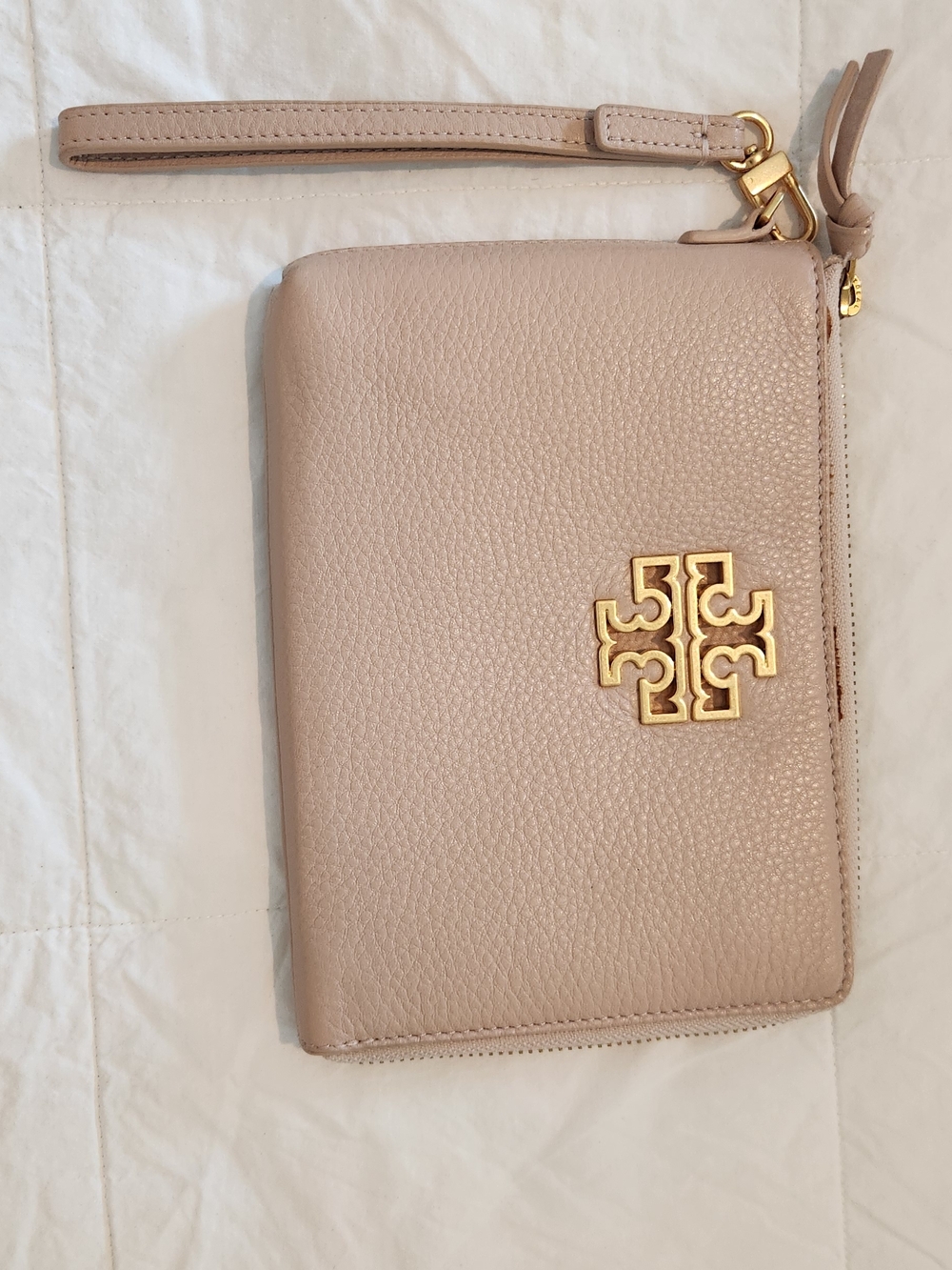 Tory Burch Pebbled Leather Wristlet in Blush